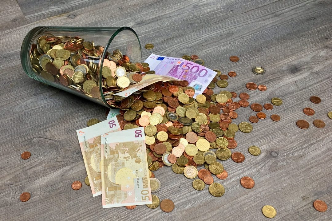 Tagesgeld-Falle im August: Warum sich jetzt der Blick auf Zins und Freistellungsauftrag lohnt